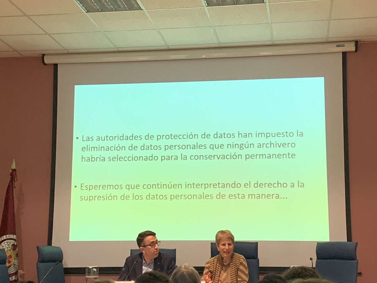 GustavoCastaner's tweet image. Giulia Barrera en una interesante disertación sobre la compatibilidad entre el #derechoalolvido bien entendido y las prácticas archivísticas que garanticen la rendicion de cuentas #AEFP #JornadasAcceso #protecciondedatos #histeria