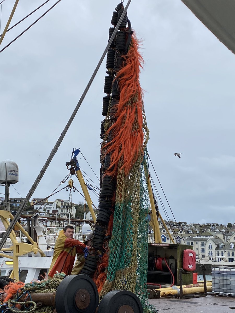 More end of life nets being put ashore by #julieofladram stripping the net from the footrope ready for processing by volunteers #tcci #wefishforlitter #cleanerseas @CleanerSeasProj @MCA_media #nodumping #recycle @helenfishmish @YourFishingNews @crazyfishlady76 @Girlyfishmonger 🐟