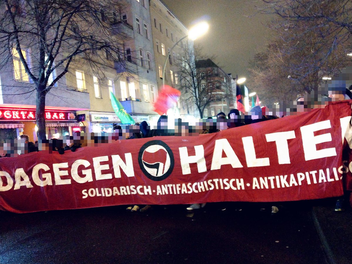 In #Berlin beteiligen sich gerade ca. 5.000 Menschen an der Gedenk-Demonstration für die Opfer des rechten Terrors in #Hanau, gegen #Rassismus und die Hetze der #AFD.

Foto: @pm_cheung
#B2002 #RechtenTerrorStoppen #noAFD #Neukölln