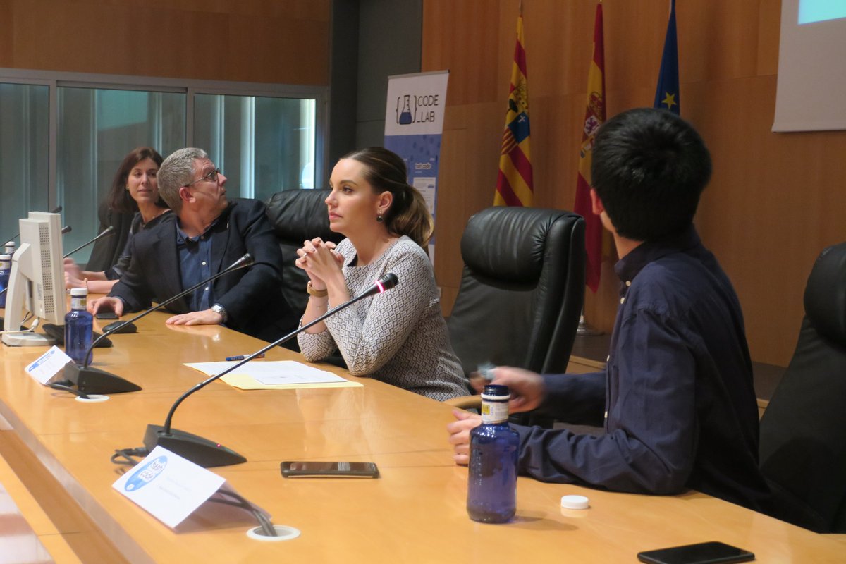 GobAragon's tweet image. 🗣 &quot;En el sector de las #TIC, de la #Robótica, del #BigData... hay más de 25.000 empresas, y muchos de los aquí presentes en el futuro ocupareis esos puestos&quot;: @MaruDaz1 en el @hashcodezgz.

@EINAunizar @GoogleES @CodeLabZGZ #hashcodezgz