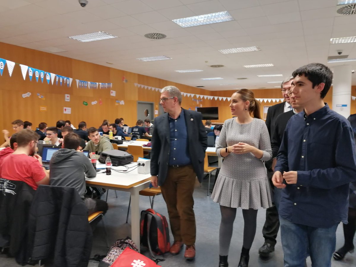 GobAragon's tweet image. 🗣 &quot;En el sector de las #TIC, de la #Robótica, del #BigData... hay más de 25.000 empresas, y muchos de los aquí presentes en el futuro ocupareis esos puestos&quot;: @MaruDaz1 en el @hashcodezgz.

@EINAunizar @GoogleES @CodeLabZGZ #hashcodezgz