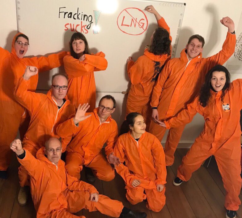 DivestBerlin's tweet image. Solidarity from Berlin, Germany!
We must and we will #BreakTheFrackingCycle to stop catastrophic #fossilgas, block #LNG and ban #fracking.

Be strong, everybody in
Mendoza (Argentina)
Texas (USA)
Tarbert &amp;amp; Ballylongford (Ireland)
Barcelona (Catalunya/Spain)
worldwide ✊