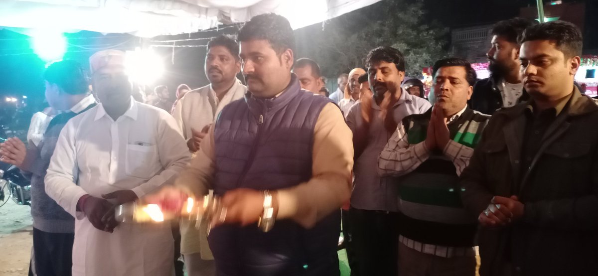 AshishGmpcc's tweet photo. आज गोहद चौराहे पर महाशिवरात्रि के पावन संध्या पर आयोजित फलाहारी भंडारे में आरती करने का सौभाग्य प्राप्त हुआ।
@jarariya91 @amitpsk @LambaAlka @BhimArmyChief @DrGovindSLahar @digvijaya_28 https://t.co/WCjjmGe5F7