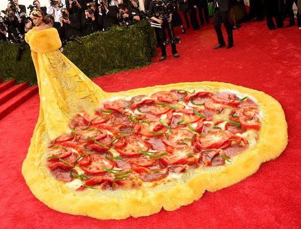 IssoVeludo's tweet photo. Hoje o Isso É Veludo? quer parabenizar essa deusa de @rihanna relembrando seu look maravilhoso para o MET Gala 2015, que rendeu ótimos memes pra gente! Parabéns Riri, shine bright like a diamond today! #HappyBirthdayRihanna #RihannaDay #Rih32 #Rihanna https://t.co/iwGPueXD4X