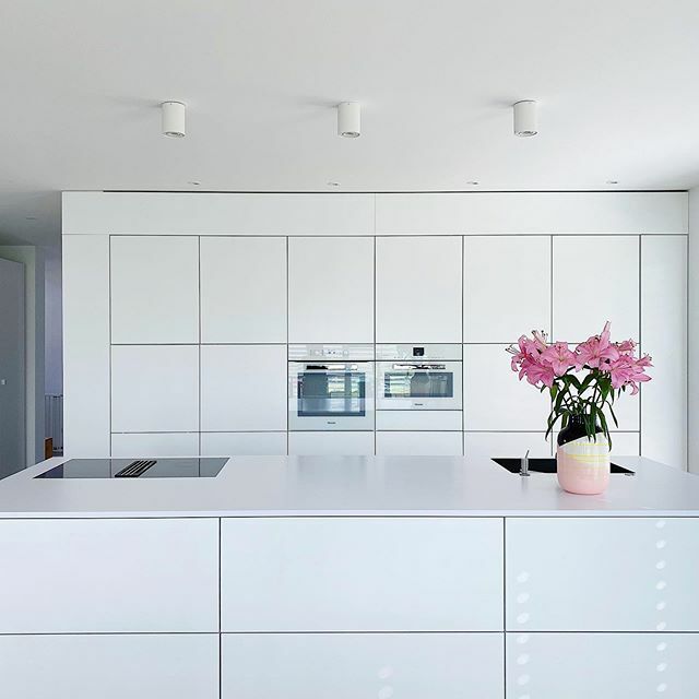 White Kitchen | Mein Mann und ich waren uns kurz vor dem Küchenkauf plötzlich doch ein wenig unsicher, ob wir die Küche komplett in weiß nehmen sollten. Wir hatten Bedenken, ob sie dann nicht zu steril wirken würde. Ich wollte eigentlich von Anfang an ei… ift.tt/2vSHlQc