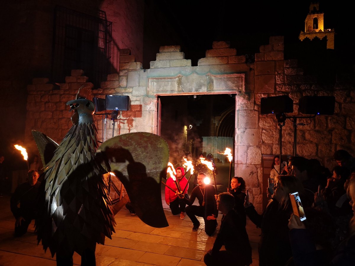 ajsantcugat's tweet photo. El Gall de Carnaval #Santcugat ja ha baixat del Monestir i avança cap a l'Ajuntament per prendre el poder i fer el pregó #carnavalstc https://t.co/TBerEXmvUq