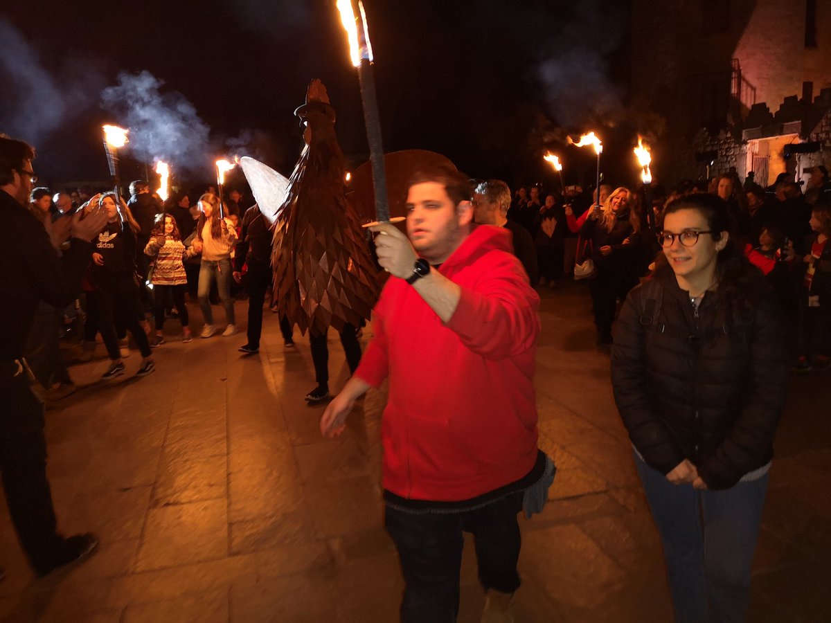 ajsantcugat's tweet photo. El Gall de Carnaval #Santcugat ja ha baixat del Monestir i avança cap a l'Ajuntament per prendre el poder i fer el pregó #carnavalstc https://t.co/TBerEXmvUq