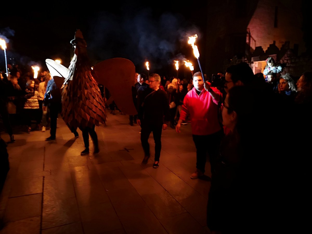 ajsantcugat's tweet photo. El Gall de Carnaval #Santcugat ja ha baixat del Monestir i avança cap a l'Ajuntament per prendre el poder i fer el pregó #carnavalstc https://t.co/TBerEXmvUq