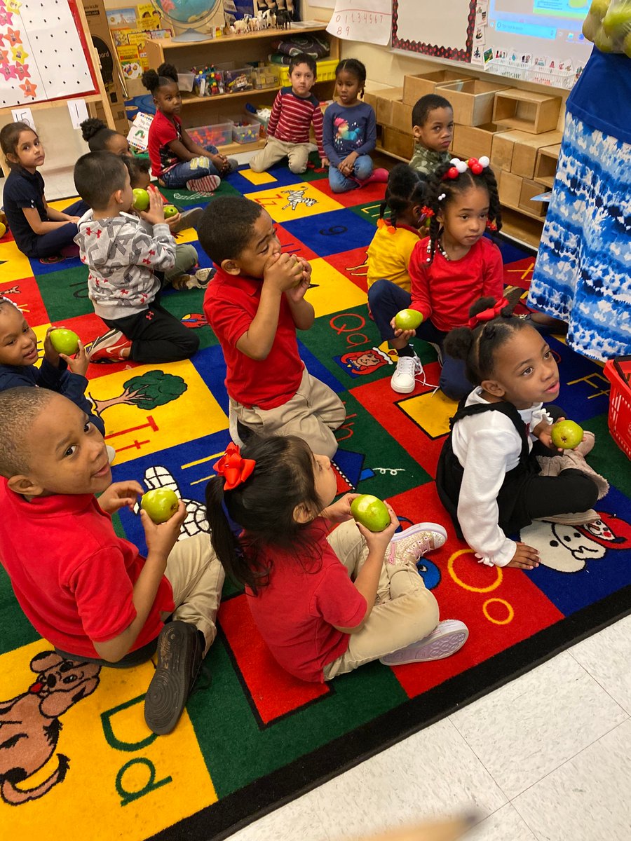 FCSNutrition's tweet photo. Students give a 👍 to the Fresh Fruit & Vegetable Program! This USDA funded grant provides students a free fresh fruit or veggie snack at school! Did you know 19 Fulton County Schools were awarded the Fresh Fruit & Vegetable Program?! 🍎🍐🍊🍑🥦🥕🍠 #FuelingGA #ShakeItUpGA https://t.co/JTJtRvHJ7Q