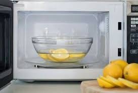 HomecleanWMIDS's tweet image. To deep clean MICROWAVE-add some slices of lemon or a few tablespoons of vinegar to a bowl of cold water - no more than half full. Heat on high until the water boils.Leave for 5 mins then wipe with a damp cloth and buff with kitchen towel squeaky clean and smelling fresh!