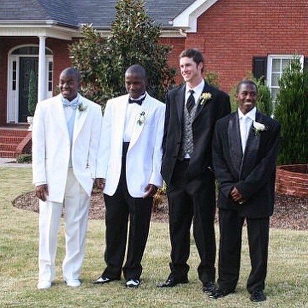 RileyGreenMusic's tweet photo. Throwback Thursday. #thecrew #prom #tbt #imthetallone https://t.co/NWRJpKXyIW