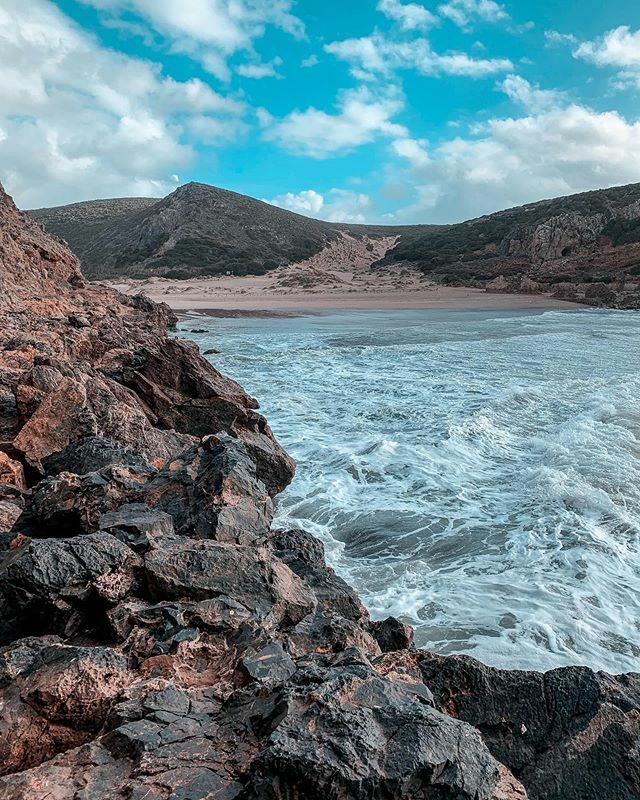 Diciamo la verità, il mare è bello in qualsiasi stagione anche in una ventosa giornata di metà febbraio.
Ci troviamo infatti a Cala Domestica, a sud di Buggerru, un piccolo angolo di paradiso racchiuso da alte falesie e circondato dalla macchia mediterra… ift.tt/2uQJyM9