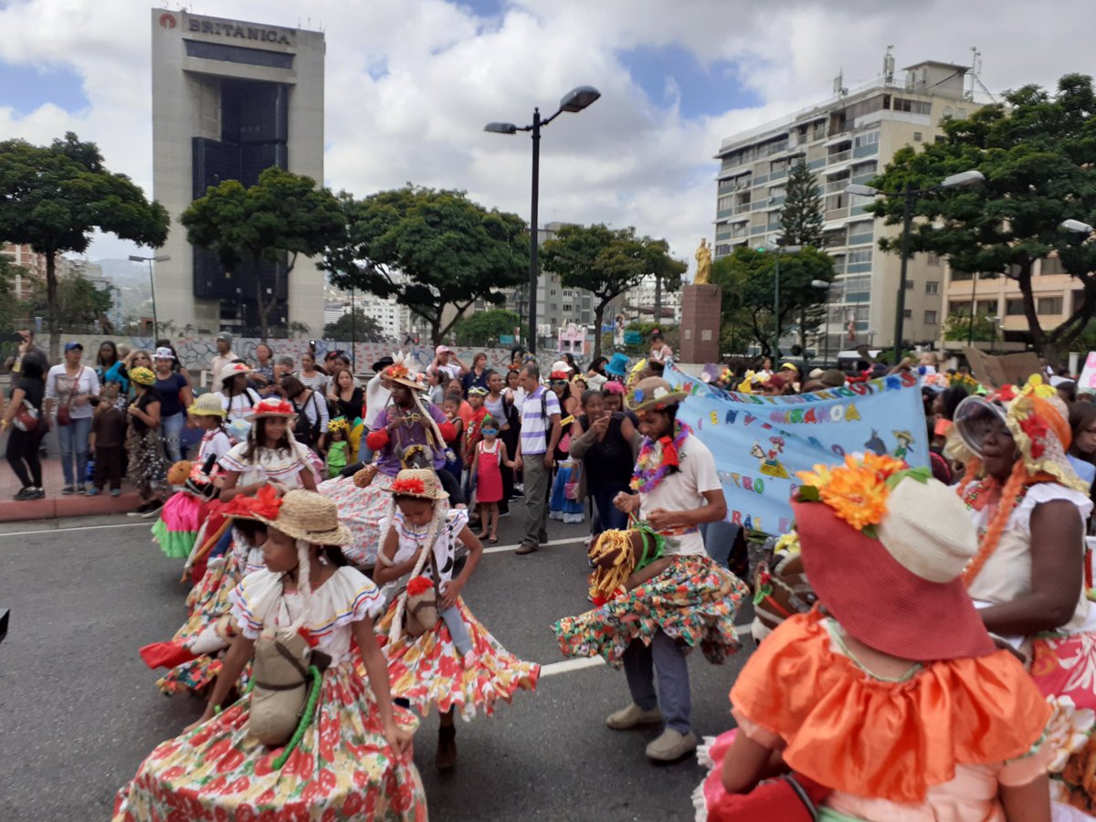 rosabecerra3's tweet photo. Desde plaza Francia de Altamira se inició el desfile de los #CarnavalesPedagogicos2020 de #Miranda por la Av Francisco de Miranda hasta Parque Miranda  más de 2.500 participantes entre estudiantes y docentes vistieron de alegría y colorido este dia @HectoRodriguez @psuvaristobulo https://t.co/9VMGVo7zHa