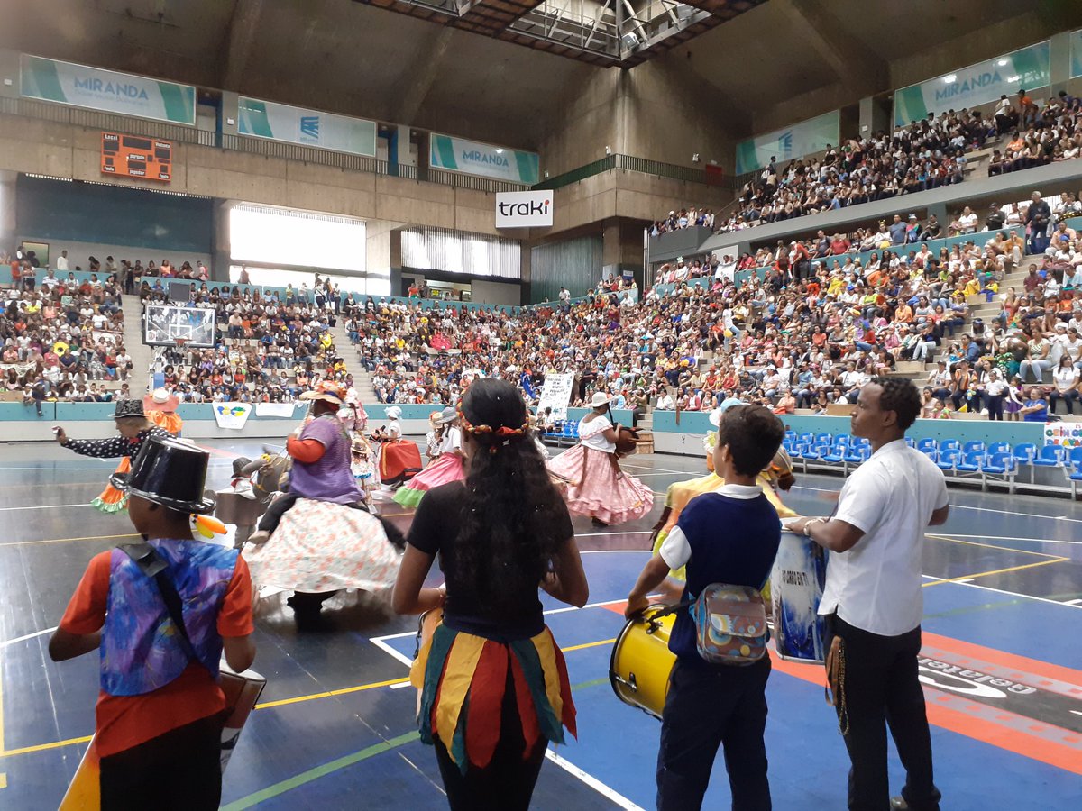 rosabecerra3's tweet photo. Desde plaza Francia de Altamira se inició el desfile de los #CarnavalesPedagogicos2020 de #Miranda por la Av Francisco de Miranda hasta Parque Miranda  más de 2.500 participantes entre estudiantes y docentes vistieron de alegría y colorido este dia @HectoRodriguez @psuvaristobulo https://t.co/9VMGVo7zHa