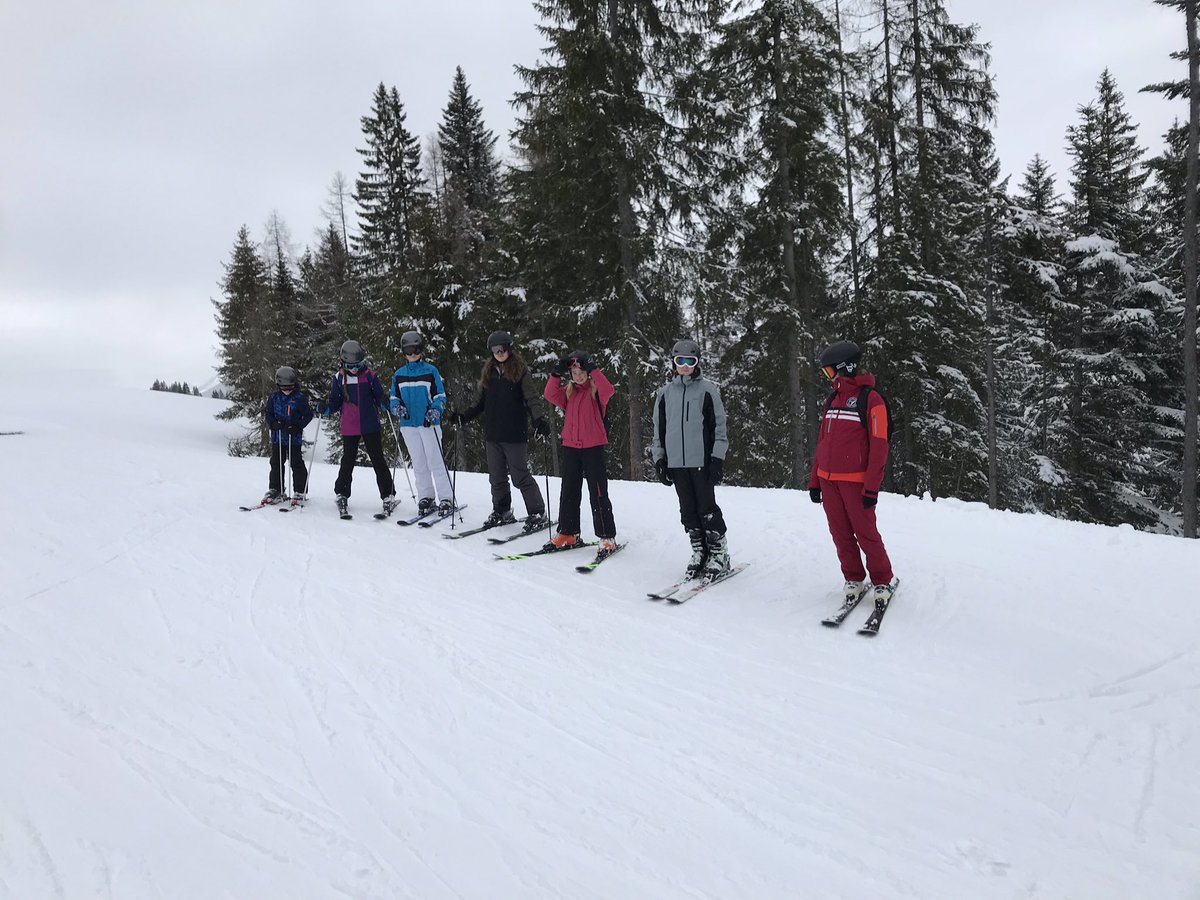 Mr_Rackham's tweet photo. A fantastic final day’s skiing in the snow - well done to all! ❄️ 
@decski2020 @followDECTC https://t.co/Q1w5La98JC