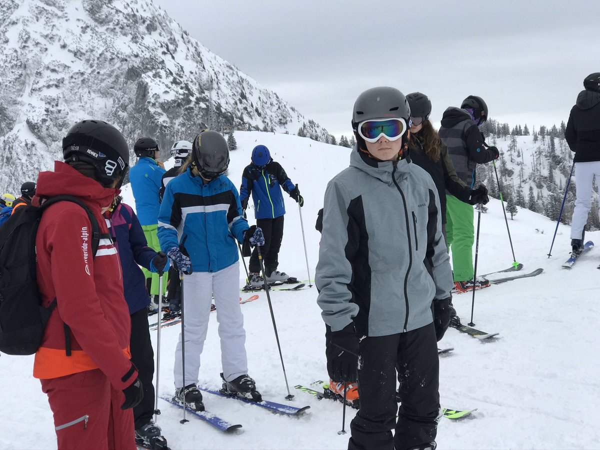 Mr_Rackham's tweet photo. A fantastic final day’s skiing in the snow - well done to all! ❄️ 
@decski2020 @followDECTC https://t.co/Q1w5La98JC