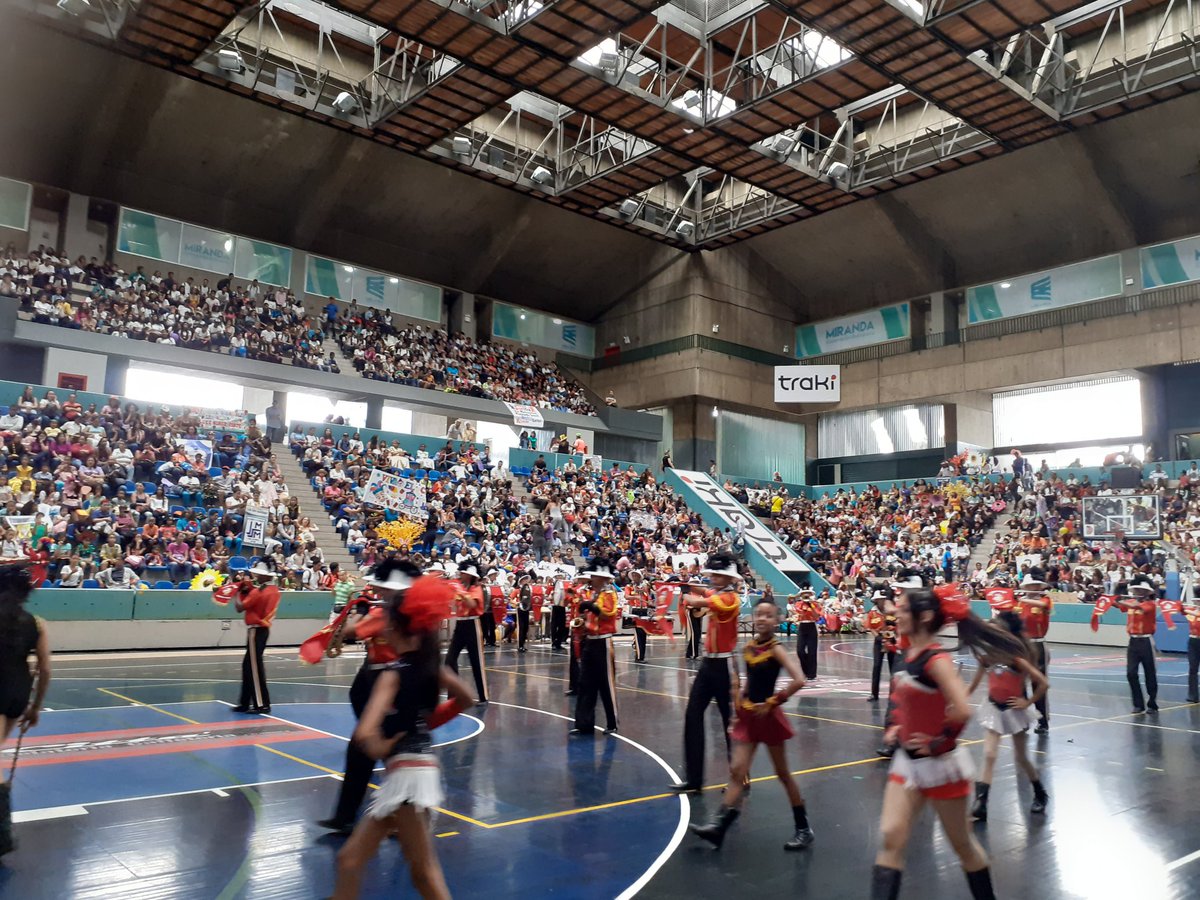 rosabecerra3's tweet photo. Desde plaza Francia de Altamira se inició el desfile de los #CarnavalesPedagogicos2020 de #Miranda por la Av Francisco de Miranda hasta Parque Miranda  más de 2.500 participantes entre estudiantes y docentes vistieron de alegría y colorido este dia @HectoRodriguez @psuvaristobulo https://t.co/9VMGVo7zHa