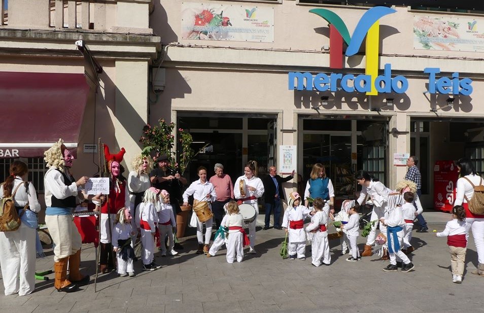 SementeVigo's tweet photo. Esta sexta-feira 21 de fevereiro as crianças da #Semente #Vigo sairám do local às 12:00h vestidas de merdeirinhas para percorrer #Teis com a #merdeira Palmira e o #merdeiro Pinto. Aguardamos que nos acompanhedes. Vinde con roupa branca, na medida do posível. Viva o #entroido! https://t.co/iotWBSnnLF