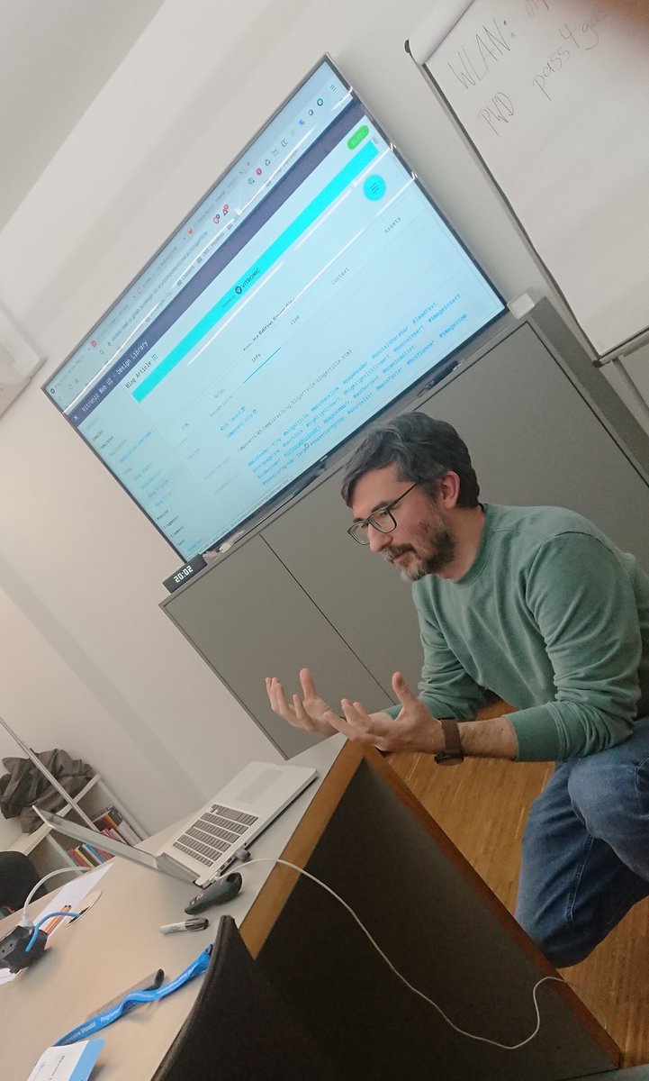 BennoLoewenberg's tweet image. #PatternLibrary Deep Dive live: Karsten Müller literally knee(ing) deep in @clearleft &apos;s #fractal at tonights
 #dsxfra #DesignSystems Exchange