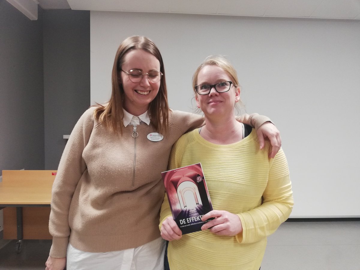 Vilken toppenföreläsning <a href="/asaplsnr/">Åsa Plesner</a> bjöd på idag! Tisdagen den 3 mars håller Maria Edlundh, till vänster, i en lärarlunch i Studenthuset där lärarstudenter ses och pratar om effektiviseringshetsen och om nedskärningarna och vad vi kan göra för att försöka stoppa det.