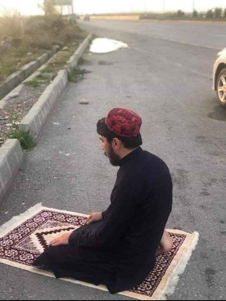 jawid_mohmmady's tweet photo. منافقت مہ کوہ ؛یارہ! پہ ایمان اووایا
پہ دی سڑی پسے خبری کول کفر نہ دے؟
#Realase # Manzoor ahmed pashteen
@Aliwazirna50 @mjdawar @ashrafghani @iVeenaKhan https://t.co/hn12jTCVCg