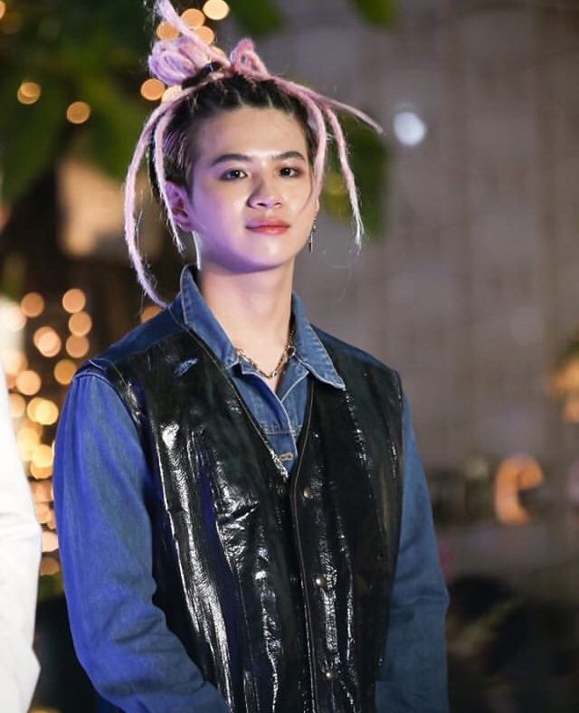 Diciembre 27;

—Publica en IG una serie de fotos de él durante la premiación de los TeenRB19 donde ganó su primera “tabla de surf” tras haber sido nominado. De paso agradece por la oportunidad y felicita a los demás ganadores.—

📸🏄🏻‍♂️ p. 1/3