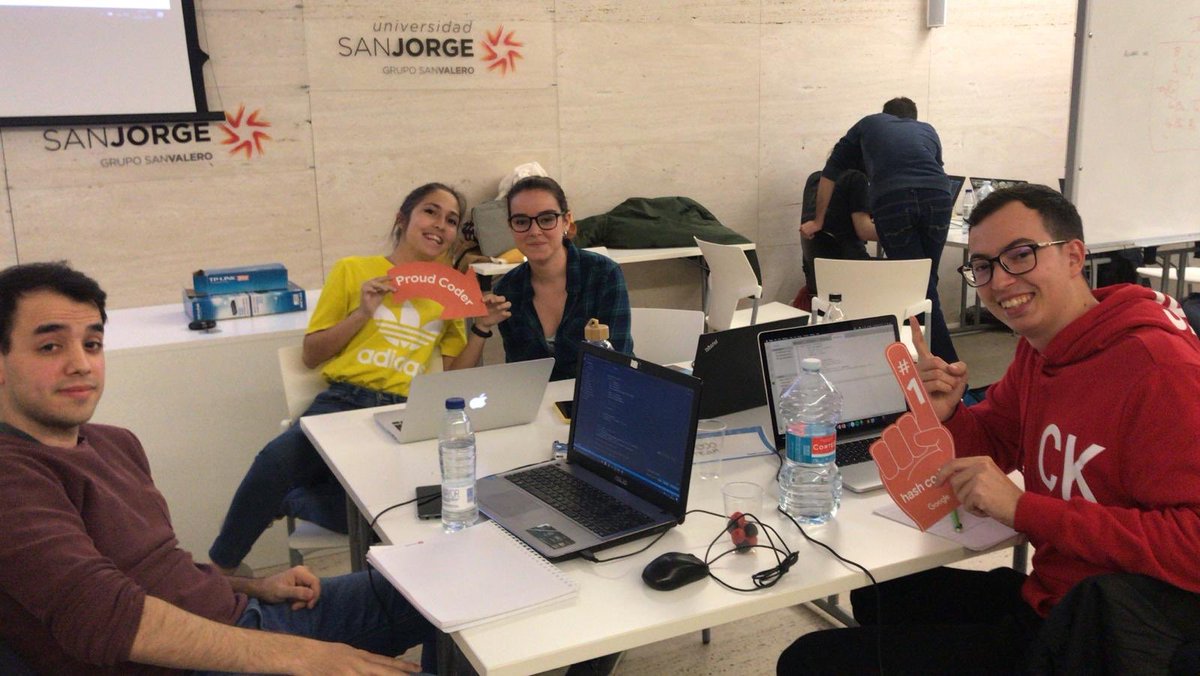 TecnologiaUSJ's tweet image. Esto va viento en popa!!! Alumnos de 1º ya tienen algoritmo!!! Buen ambiente entre todos!!! #Googlehashcode2020 #HUBEARTEUSJ