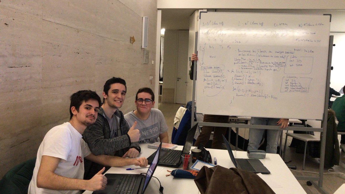 TecnologiaUSJ's tweet image. Esto va viento en popa!!! Alumnos de 1º ya tienen algoritmo!!! Buen ambiente entre todos!!! #Googlehashcode2020 #HUBEARTEUSJ