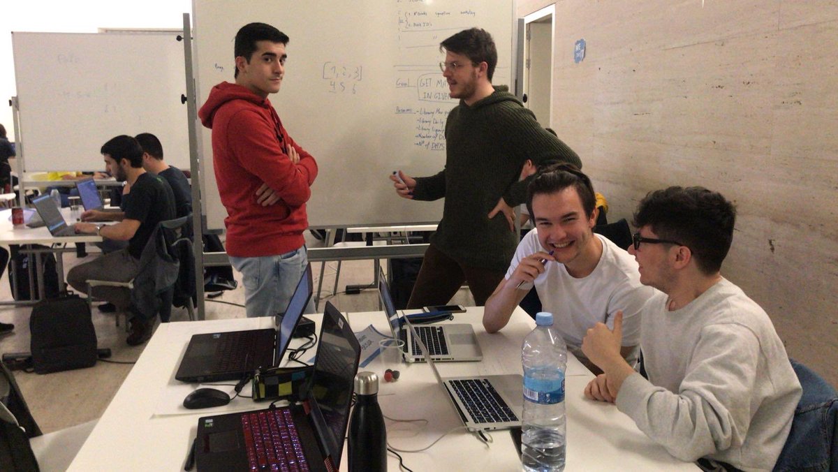 TecnologiaUSJ's tweet image. Esto va viento en popa!!! Alumnos de 1º ya tienen algoritmo!!! Buen ambiente entre todos!!! #Googlehashcode2020 #HUBEARTEUSJ