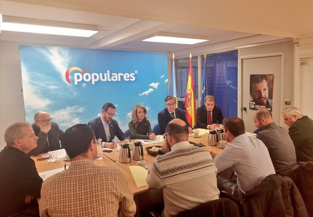 TereMalladaPP's tweet photo. Reunidos en la sede del PP en #Asturias con el comité de empresa de Alu Ibérica. El portavoz del PP en el Senado, @JavierMaroto, y el @GPPAsturias les hemos dado nuestro respaldo🔈 Seguiremos peleando para que el Estatuto electroinseivo ayude de verdad a nuestra industria. https://t.co/GkXMlPuL0t