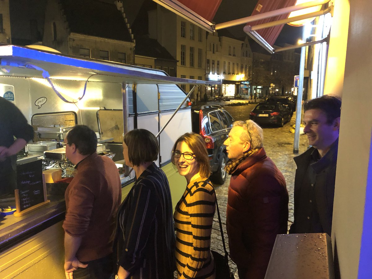 Wachtrijen <a href="/THoCC/">THoCC</a> ... Voor de hamburgers 😉🙃