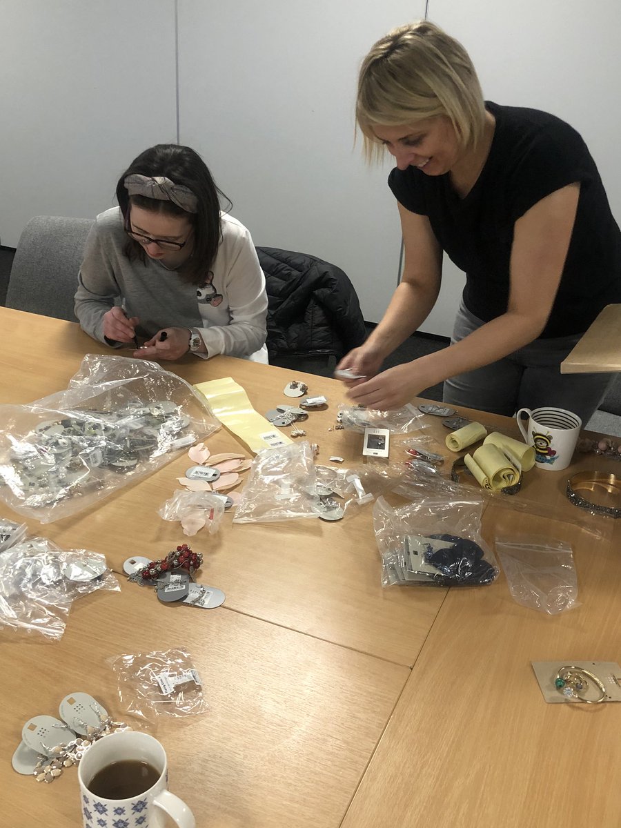1MaggieHamilton's tweet photo. What a lovely afternoon with Lynn from @VolunteerNow1 talking to our young people about the benefits volunteering can have on your health, while doing some mobile volunteering!! The pizza @littlewingpizza &amp; brownies also helped 😋🍕🍪 #volunteering #MentalHealthMatters #Goodday https://t.co/IZ9rHkOfGn