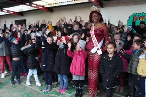 miss_togo's tweet photo. Mlle Aïda Yombo, est de retour à Lomé, le 18 février, après un court séjour à Amiens. En France, elle a assisté à l'AG de l’association Picardie Togo, et rencontré des partenaires qui devront soutenir des actions sociales au Togo. #misstogo #moovtogo #sivop #amina #vlisco https://t.co/8yDUN0ORkq