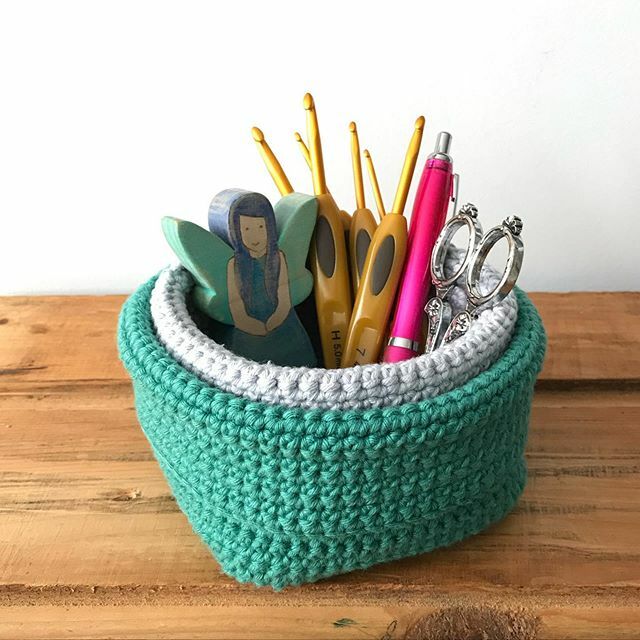 The simplicity of baskets with my favourite Clover crochet hooks. Have a lovely evening 💕  #haken #crochet #virka #ganchillo #uncinetto #hekle #haekling #clover #annelies #vicarno #design #basket #crochetersoftheworld #crochetersofinstagram #craftast… ift.tt/38MCpLh