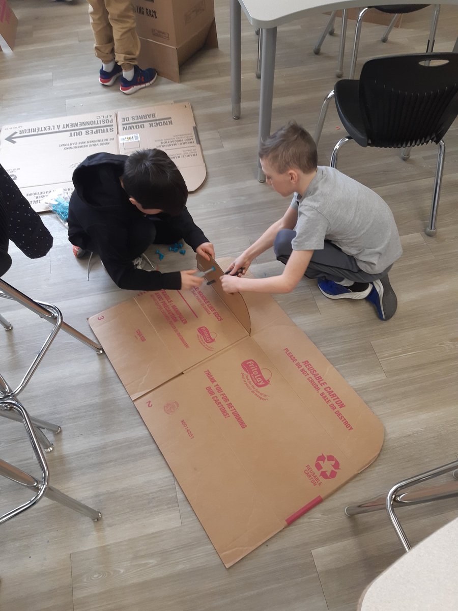 AmyTeed's tweet photo. Thanks so much to Mme Kennedy who came in for #ireadcanada to read "Le Castor qui Travaille Trop Fort," to our grade 3 students. Then, for the STEM activity, the kids had to build an animal habitat using cardboard, makedo kits and more! Thanks @DDSB_STEM @UxbridgePS https://t.co/bKj8X1tbOk