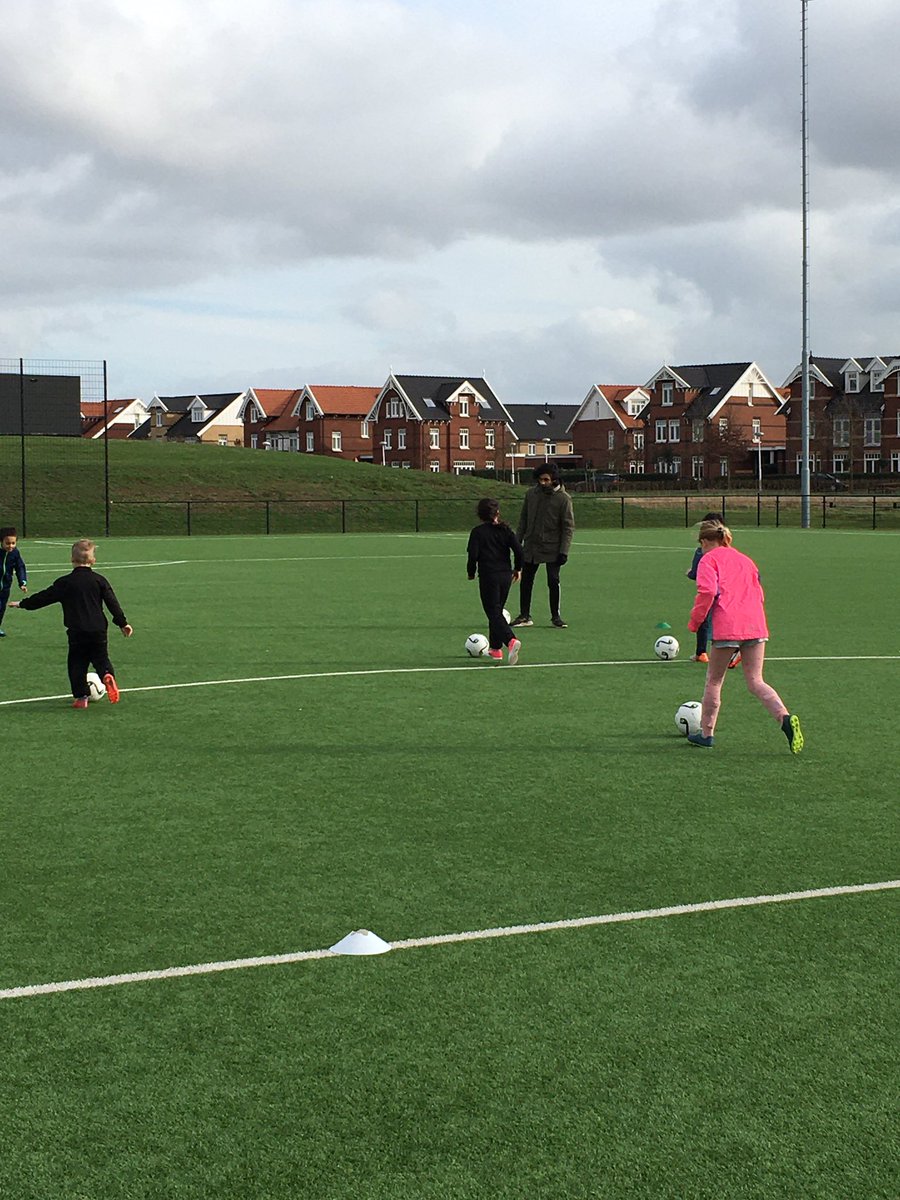 WijkteamLRVDM's tweet photo. Inlooptraining bij @VVDeMeern van onze buurtsportcoach ! Er is nog plek op de woensdagmiddag van 15u-16u om gratis het voetbal te ontdekken als je tussen 6 en 10 jaar bent. @Sport_Utrecht #voetbal #laagdrempeligsportaanbod #gratis https://t.co/zfTPg9mmDC