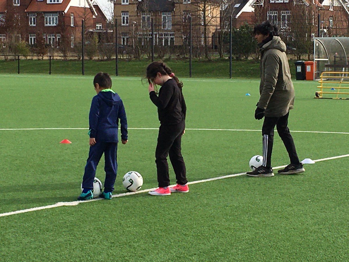 WijkteamLRVDM's tweet photo. Inlooptraining bij @VVDeMeern van onze buurtsportcoach ! Er is nog plek op de woensdagmiddag van 15u-16u om gratis het voetbal te ontdekken als je tussen 6 en 10 jaar bent. @Sport_Utrecht #voetbal #laagdrempeligsportaanbod #gratis https://t.co/zfTPg9mmDC