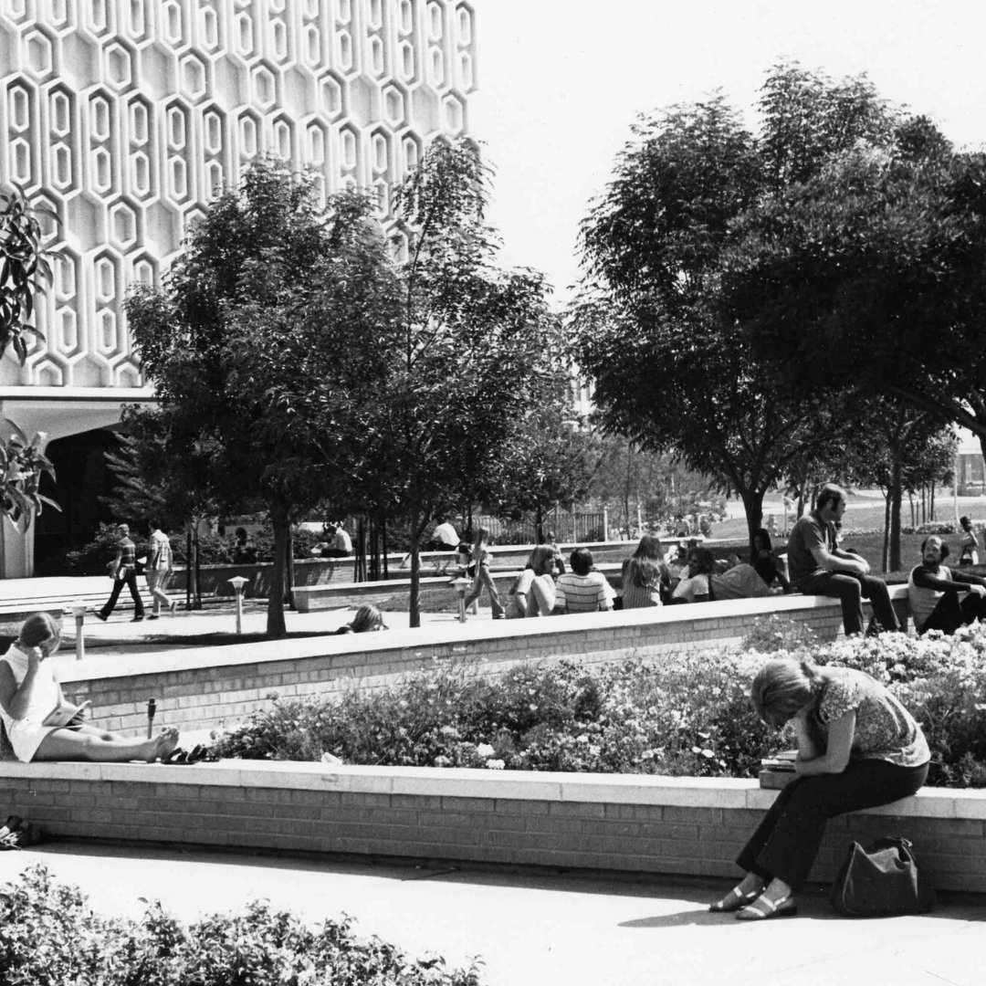 csufalumni's tweet photo. Happy #ThrowBackThursday! Can you guess when this picture was taken? ✌️ ☮️
#FullertonTitans #hippy #CSUFalumni https://t.co/k1BPy9pvB8