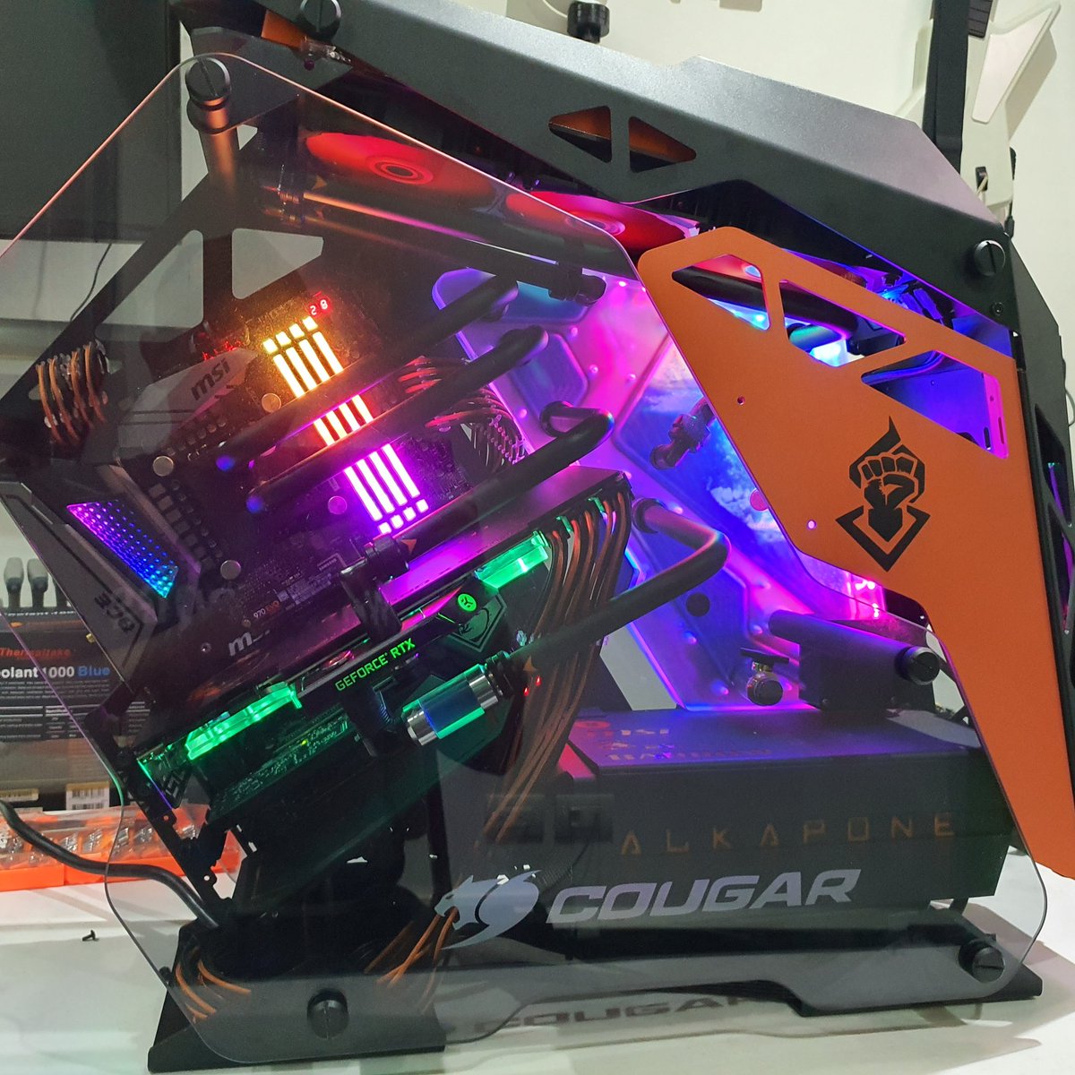 ALKAPONE's tweet photo. Después de muchos meses de espera, fallos y un sin fin de cosas, gracias a la ayuda del tío MSI, finalmente despertó la PC más custom que tendré, una experiencia digna de contar con un buen video. https://t.co/I52nnkw5aA