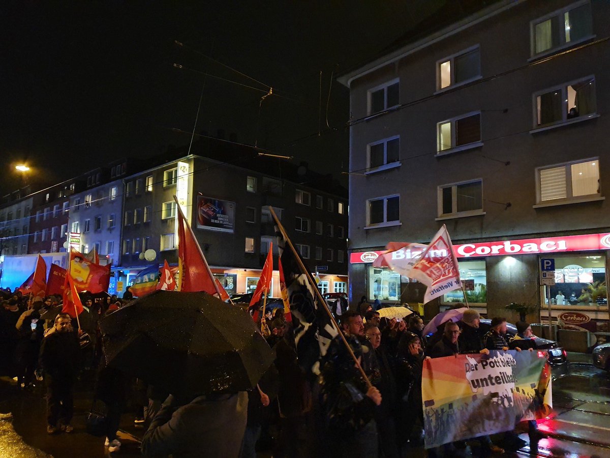 AliKaanSevinc's tweet photo. Der strömende Regen konnte uns nicht abhalten: Wir haben gemeinsam mit #HerzundHaltung klar Flagge gezeigt für #Demokratie & Opfer des #Rechtsterrorismus in #Hanau. Zudem haben wir uns solidarisiert auch als #SPD mit Migrantinnen & Migranten. #WirStehenZusammen! #e2002 @EssenQuer https://t.co/eUSQNRh8Vr