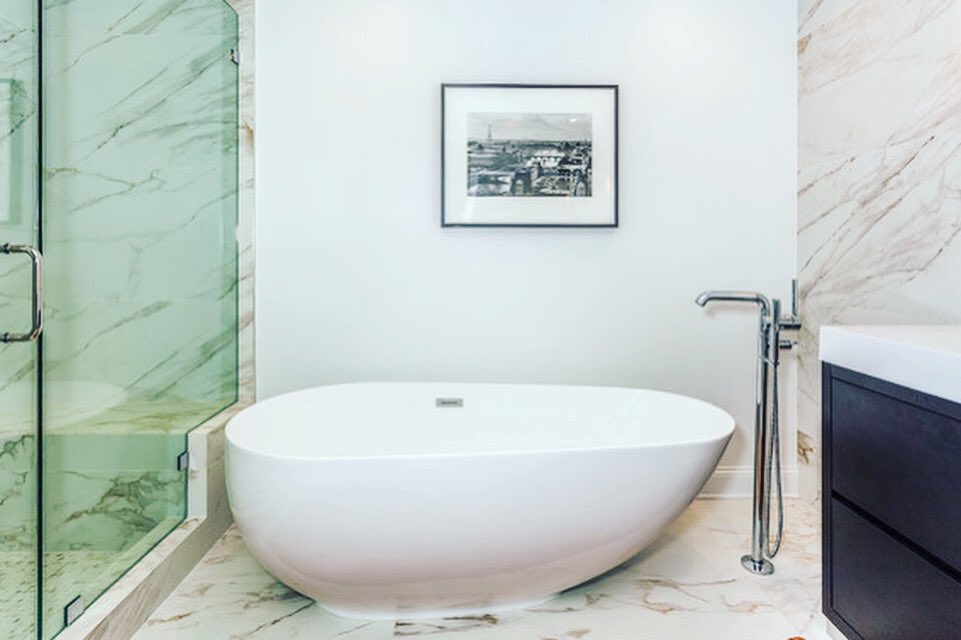 laurimstudio's tweet image. The perfect aesthetic to draw a warm bath, pull out your favorite book, and pour yourself a glass of wine. 🥰🍷📚 #selfcare 

#McCartyCondo #LauriMorrisonStudio