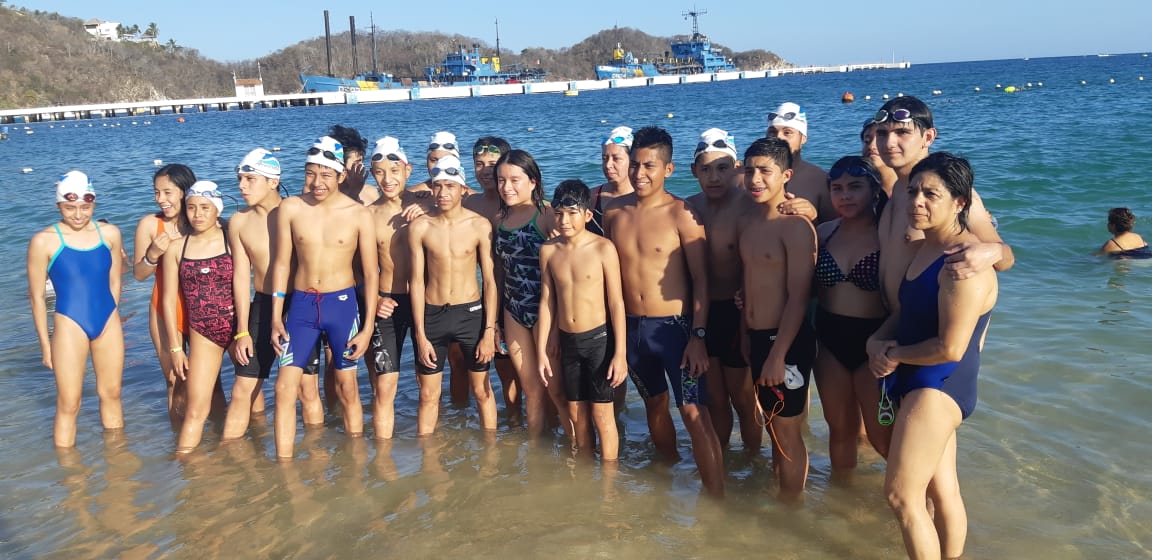 AcuarelaEA's tweet photo. Muchas Felicidades! a nuestros nadadores participantes del gran reto de aguas abiertas 2020 que una vez mas demostraron su pasión por el agua con excelentes resultados y pases clasificatorios al Nacional.💙 🌅
#Acuarela #Nadamás #granreto #Aguasabiertas #Huatulco2020 https://t.co/q1oh2I8lrn