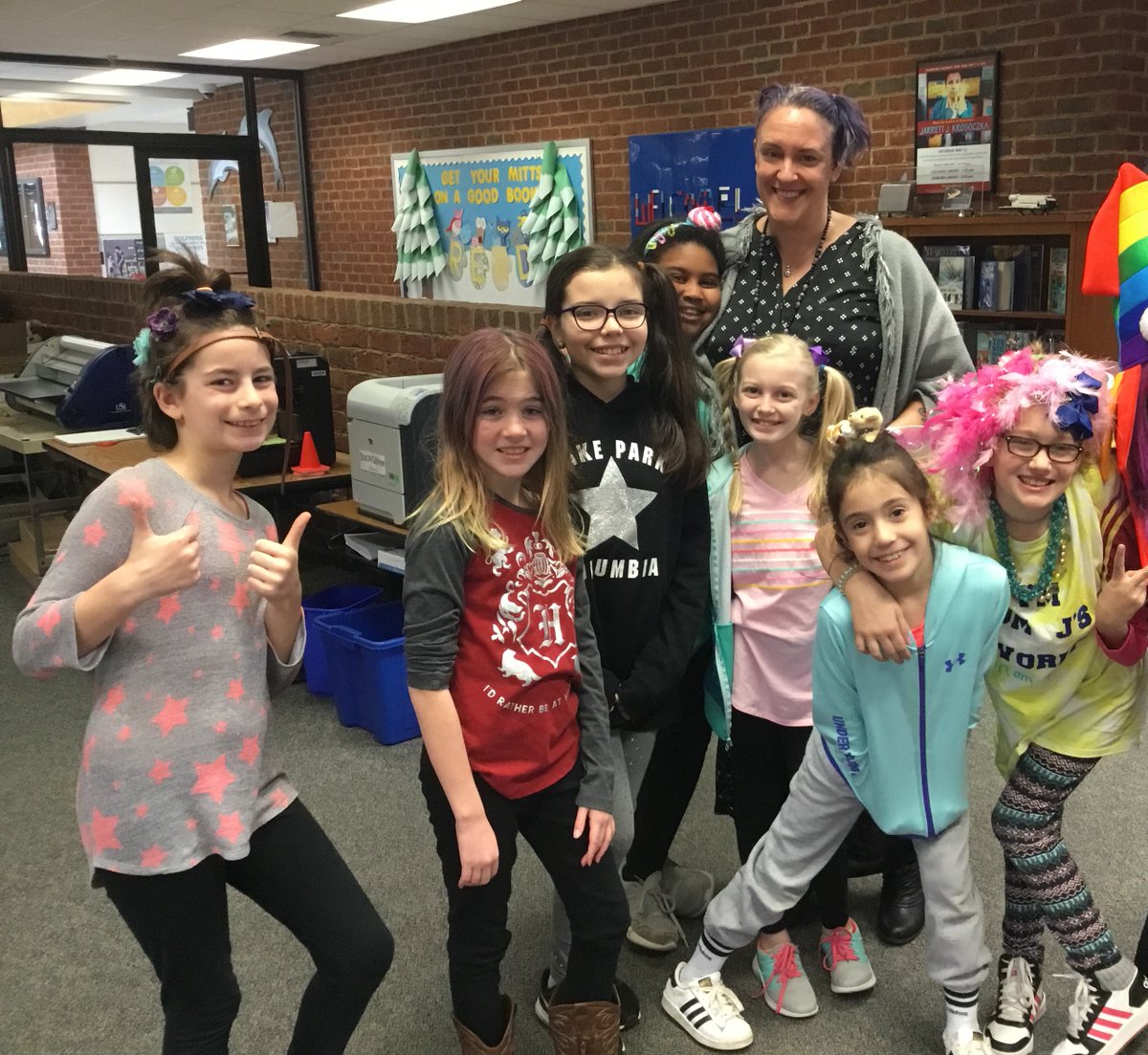 SandersCornerES's tweet photo. Kindness Spirit Week! Crazy Hair! #RandomActsOfKindness #SCES20 @MrsSmith9700 @MsJenCarterLCPS https://t.co/H3gwTylzmV