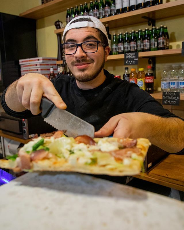 nelomh's tweet image. Fernando cocinero de corazón quiere tener su propio restaurante el próximo año y espera que volvamos. #chef #excelenteComida #italianFood #pizza #roma #italia #italy