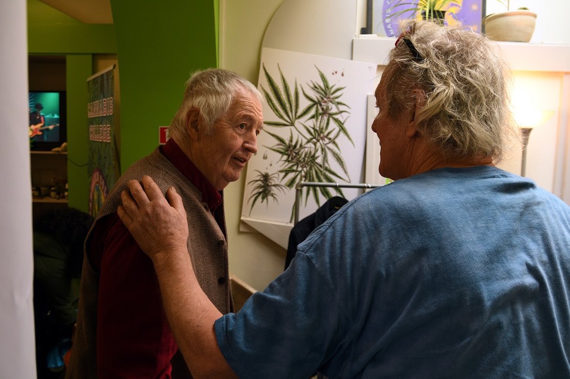 vocnederland's tweet photo. VOC terug op oude nest in vernieuwd Cannabis College Amsterdam
‘Henk Poncin kon met eigen ogen zien dat zijn missie om cannabis te bevrijden en mensen over de plant te informeren wordt voortgezet’
https://t.co/zbjLr1Z5VL #HenkPoncin #VOC #cannabis #Doede https://t.co/fqGAza1WdC