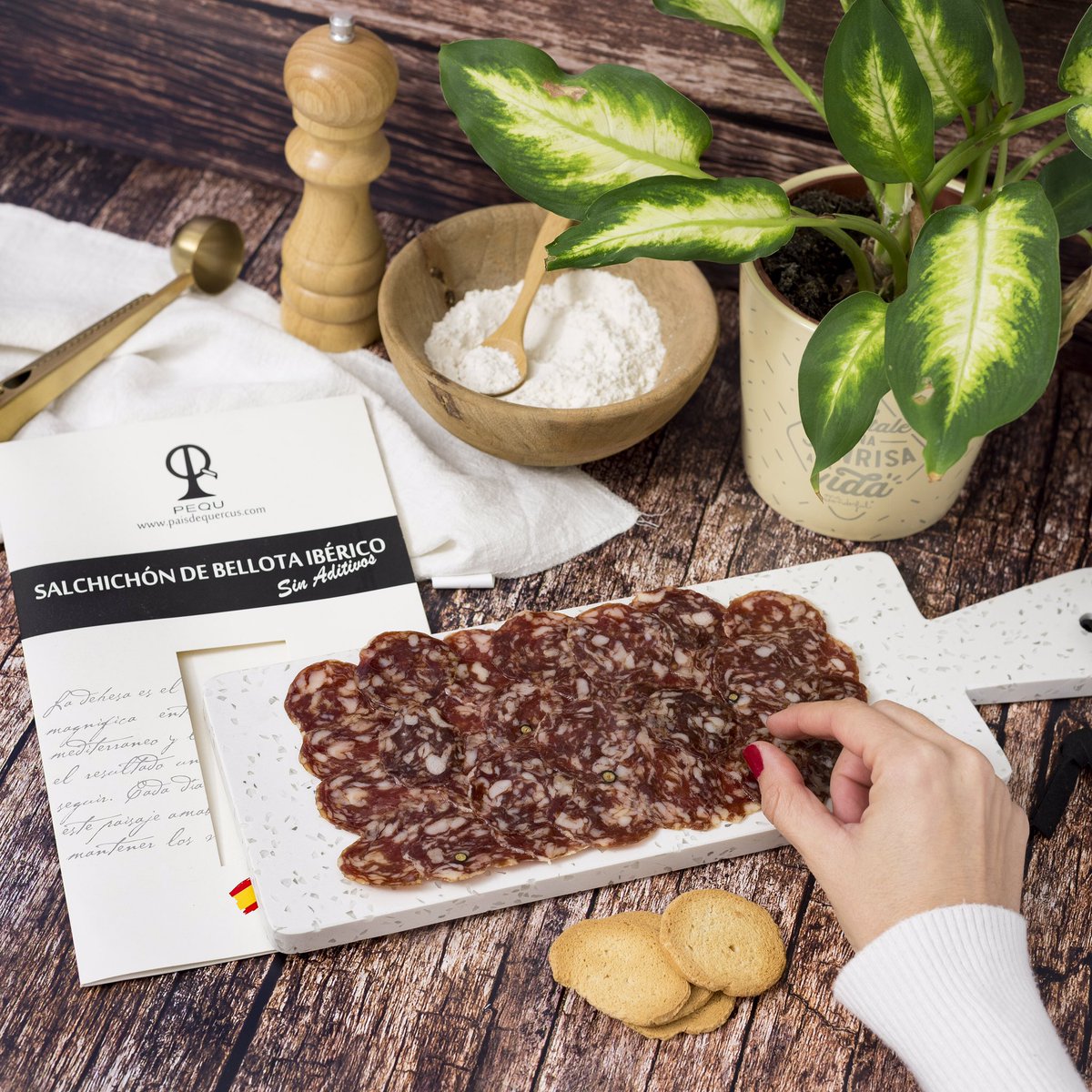 Para esos días en los que no te apetece cocinar, tienes que tener siempre a mano nuestro salchichón de bellota ibérico. Preséntalo en una tabla, acompañado de unas tostas y una copita de tinto, ya tienes una cena de picoteo rica y en 2 minutos 😁👏🏻😋 #tiendagourmetonline