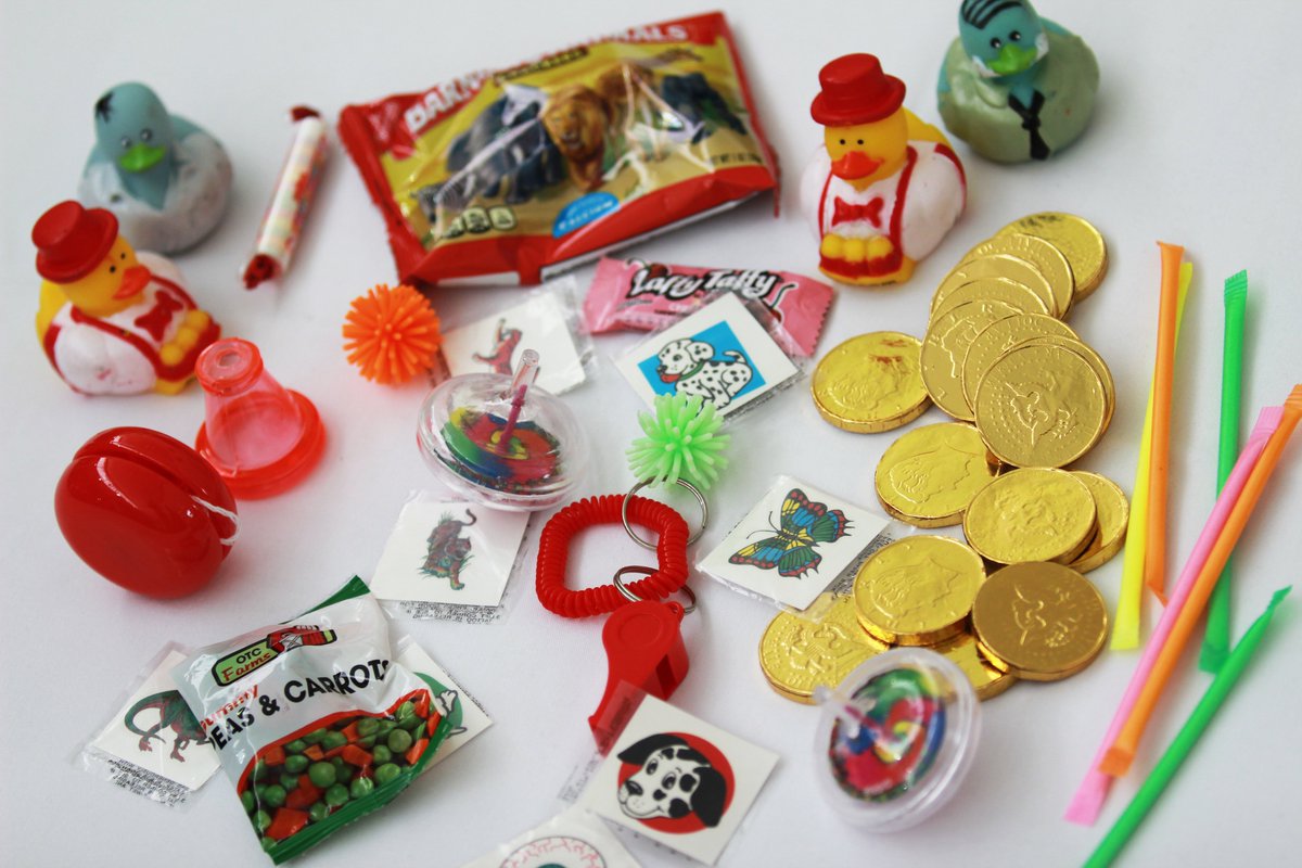 SyracuseZoo's tweet photo. Friday's Winter Break event at the zoo is Carnival Day! Come to our carnival 10 a.m. to 12:30 p.m. for games of chance, our popular fortune-teller and lots of prizes! After the party, stick around for some special keeper chats! 
#syracusezoo #CarnivalDay #bestdayever https://t.co/yz3BxQTAnp