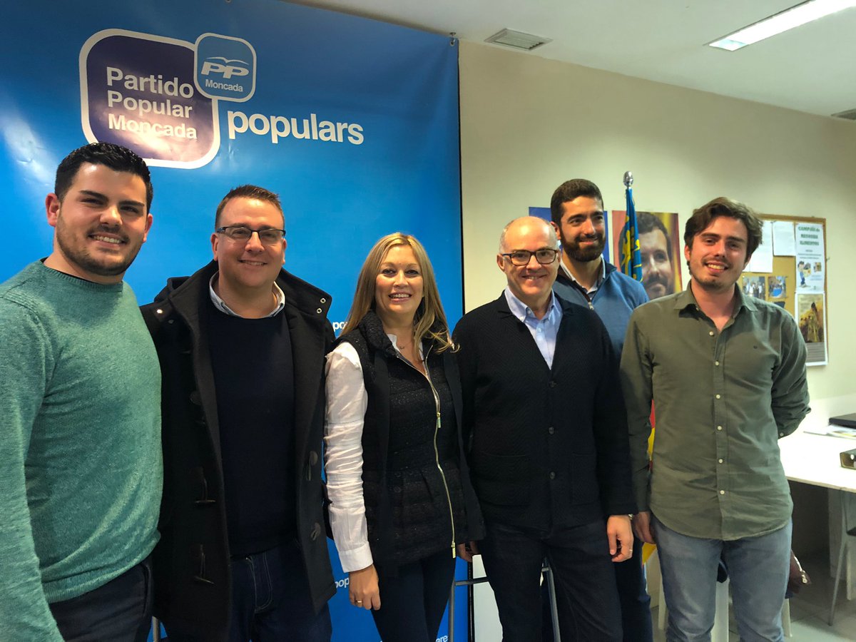 Bailach's tweet photo. Fernando de Rosa en la sede del PP de Moncada, junto con la presidenta local, María Jesús, dando una charla a afilados y simpatizantes. Gracias por venir a nuestra comarca.
#FemPartit
#FemComarcapopulares https://t.co/ZaJJSKuKb4