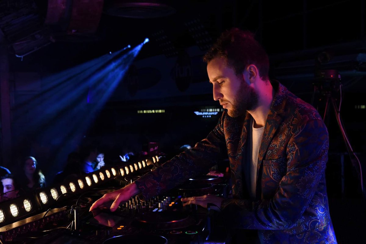 funradio_fr's tweet photo. Il ouvre le #PartyFunLive de Lyon ! @alexwatdj notre DJ résident 😍 https://t.co/J8hUFYh8UE