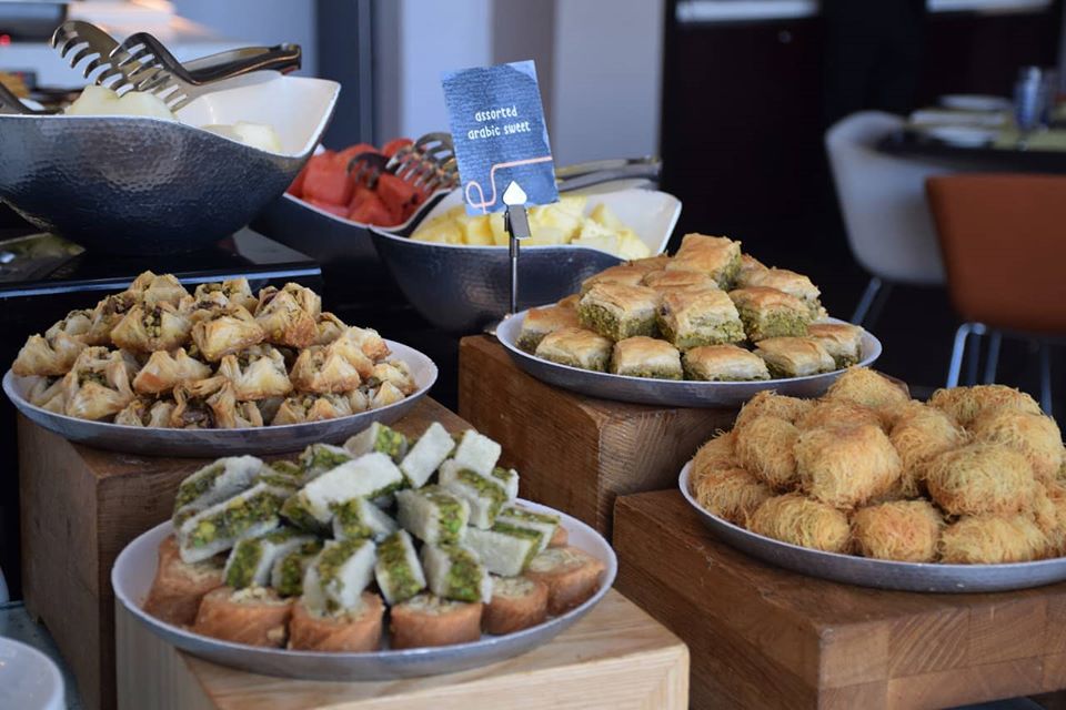 CentroWaha's tweet photo. تذوق الحلويات العربية اللذيذة في مطعم سي تيست
Indulge in Arabic sweets at c.taste restaurant
#centrowaha #ctaste #centrorotana #sweets #rotanahotels #riyadhguide #فنادق_روتانا #سنترو_واحة https://t.co/wVEuuMNEFf